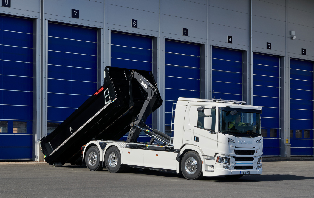 Scania P 25 BEV 6x2 rear-steer hooklift